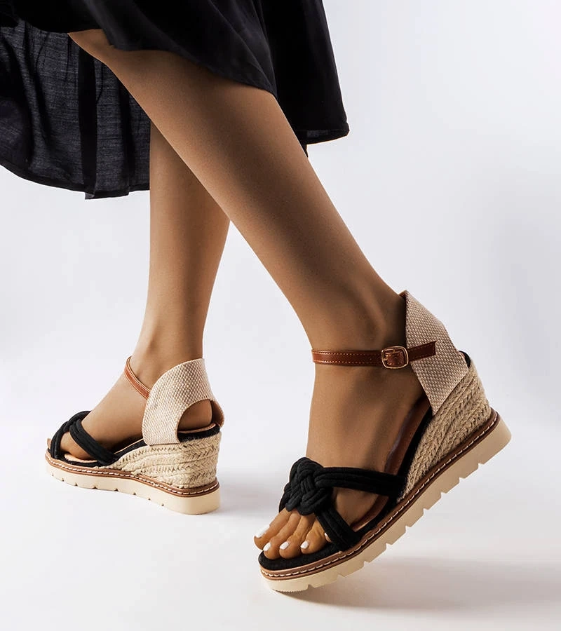 Czarne sandały na koturnie