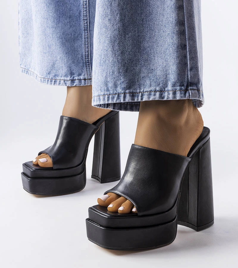 Czarne klapki na klocku