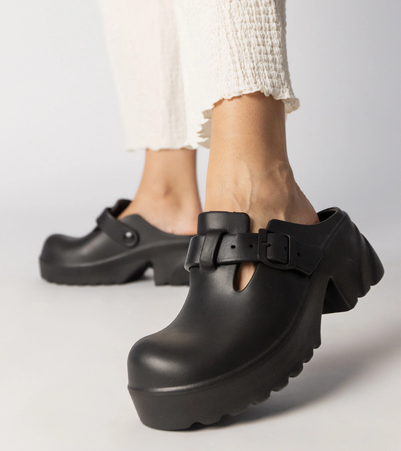 Hers Czarne klapki chodaki zabudowane