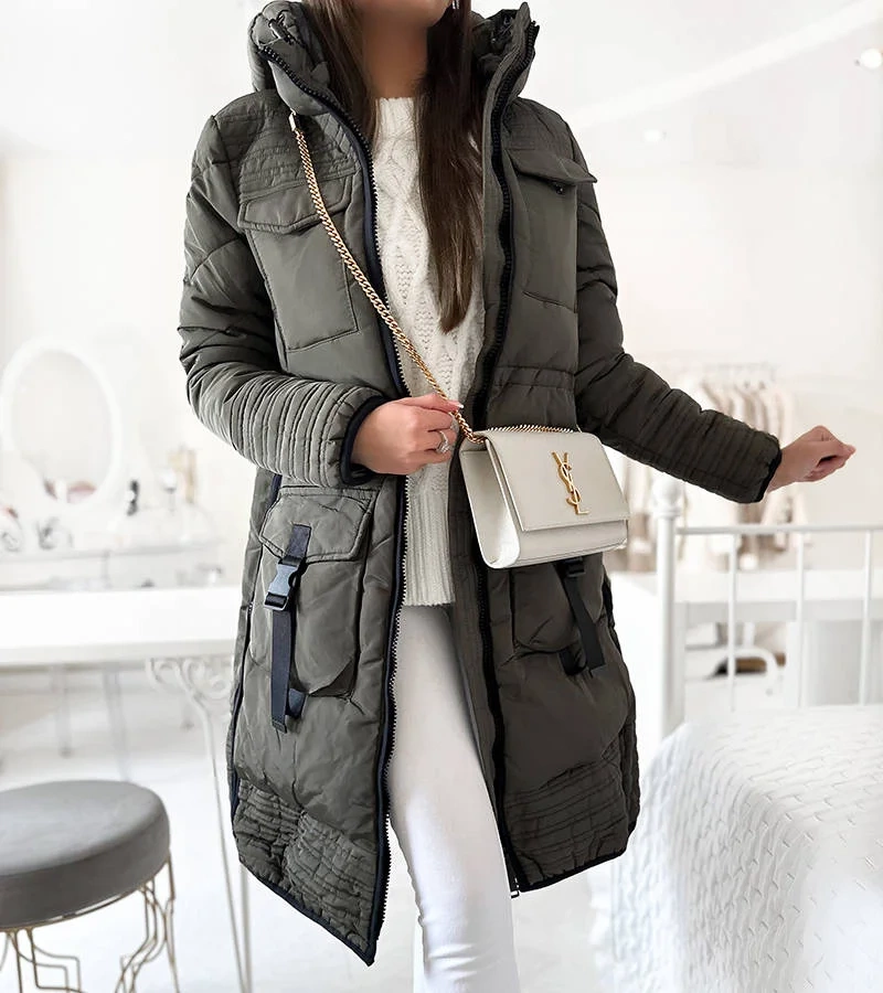 Zielony taliowany płaszcz