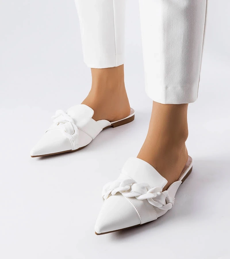 Białe klapki ze szpiczastym noskiem