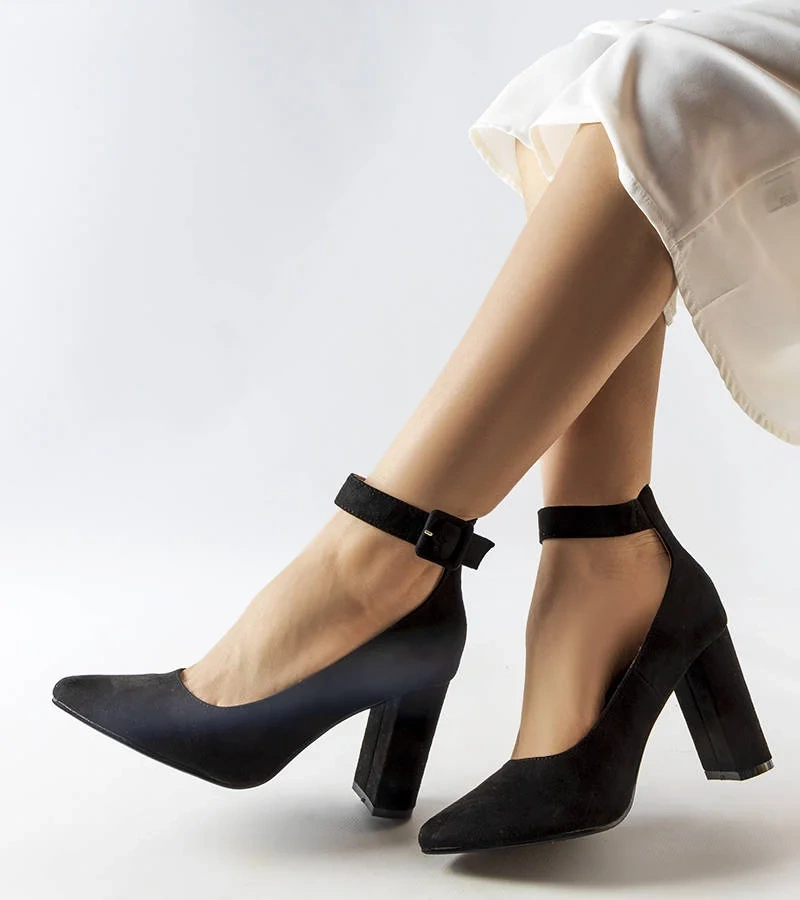 Czarne czółenka na wysokim słupku