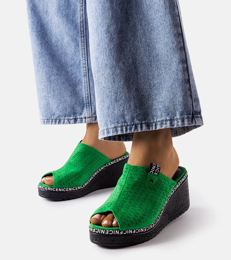 Zielone klapki na koturnie