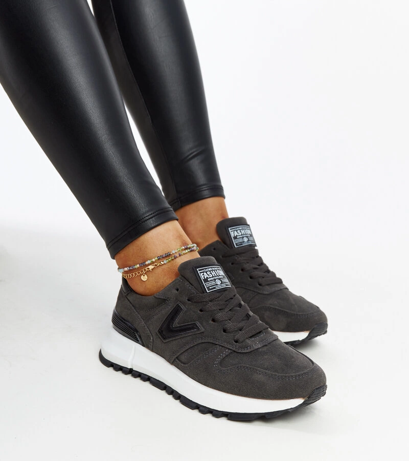 Ciemnoszare sneakersy na grubszej podeszwie