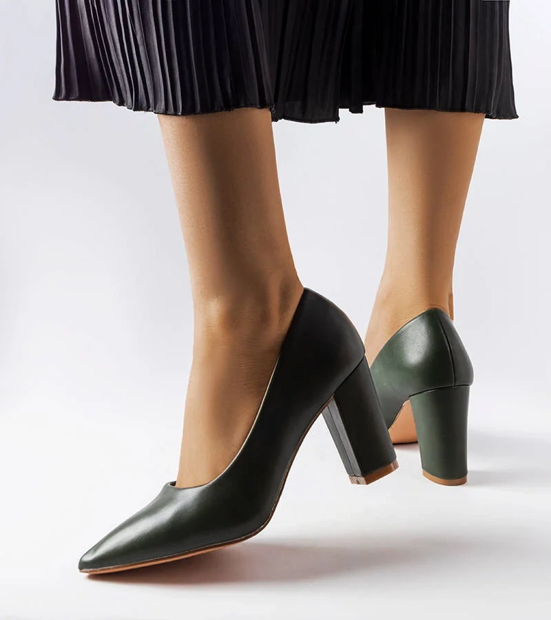 Zielone czółenka na słupku