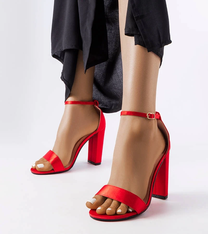 Czerwone eleganckie sandały na słupku