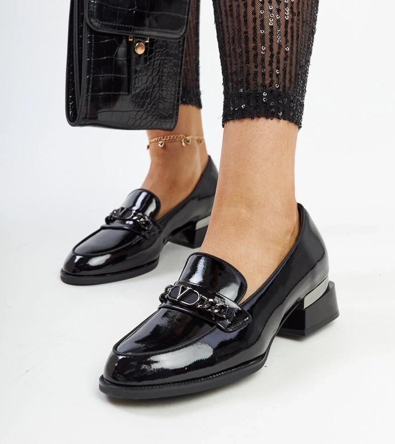 Czarne lakierowane półbuty Vinceza