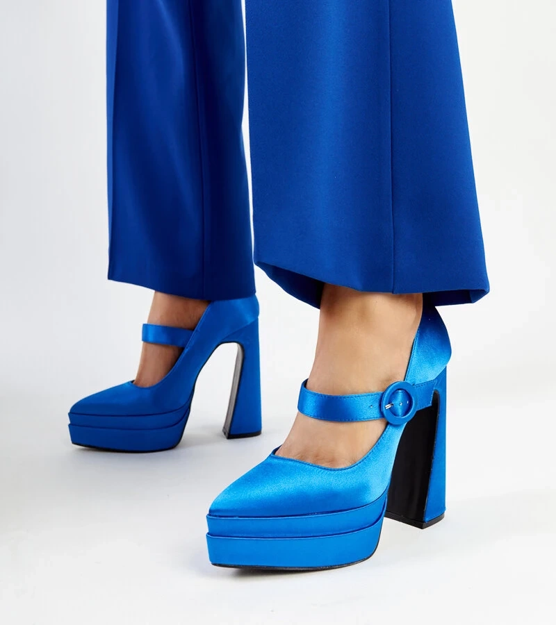 Niebieskie czółenka na wysokim słupku