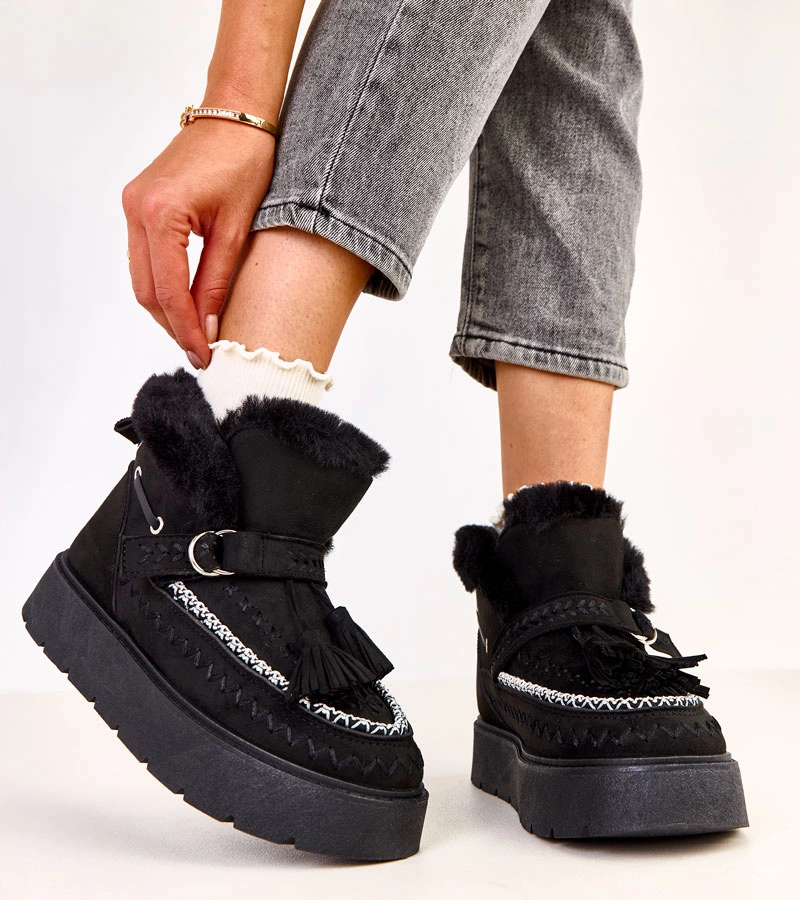 Hers Czarne śniegowce na platformie z frędzlami