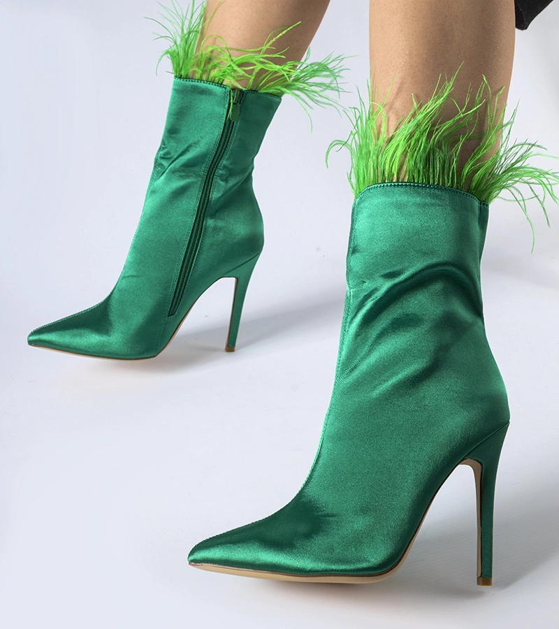 Zielone botki ozdobione piórkami