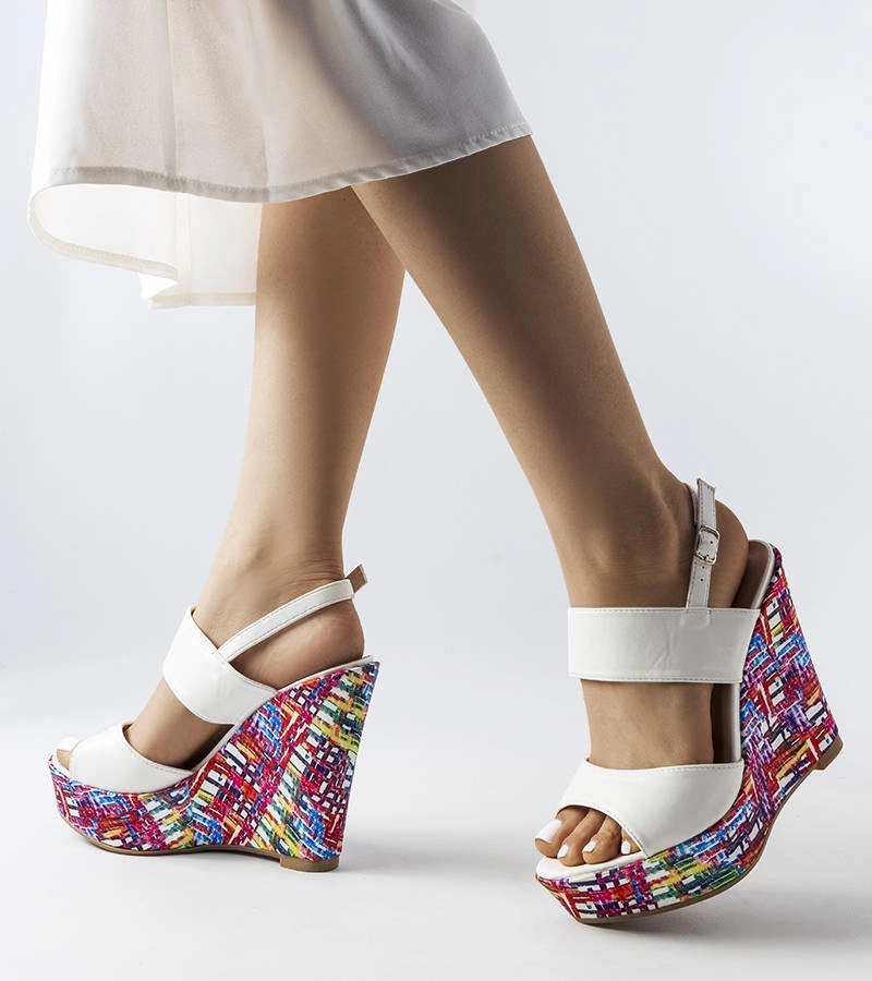 Białe sandały na kolorowej koturnie