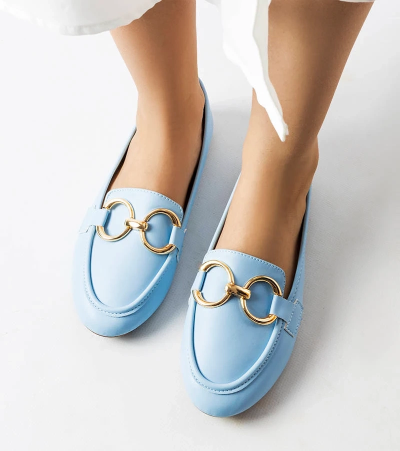 Niebieskie mokasyny z ozdobną klamrą