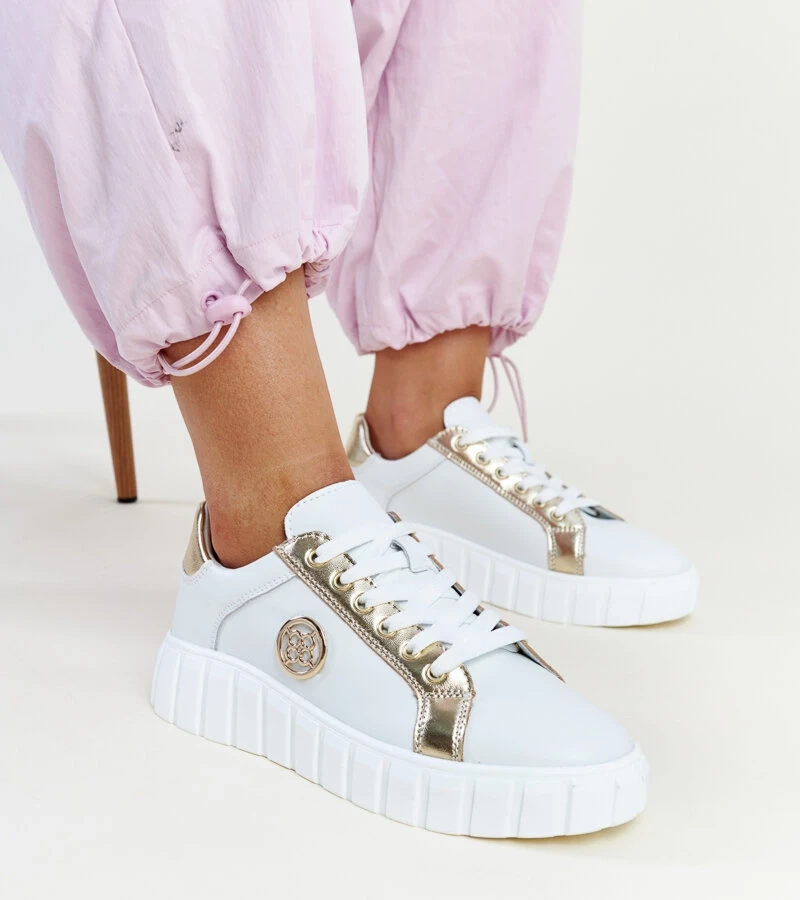 Białe skórzane sneakersy na masywnej podeszwie