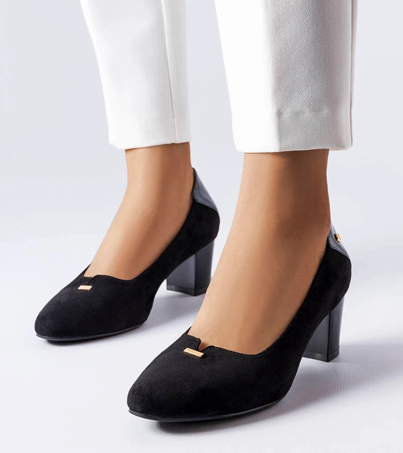 Czarne czółenka na słupku