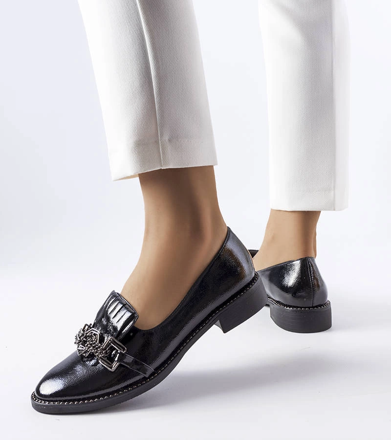 Czarne lakierowane półbuty zdobione kryształkami