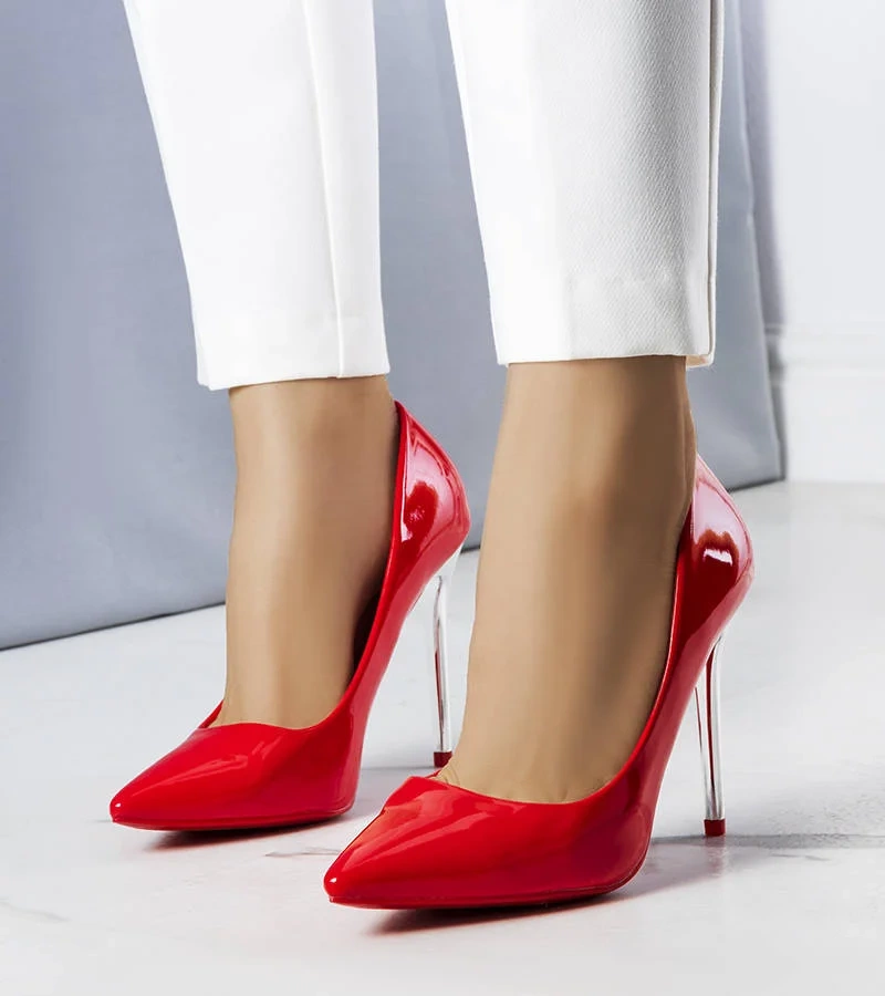 Czerwone lakierowane szpilki