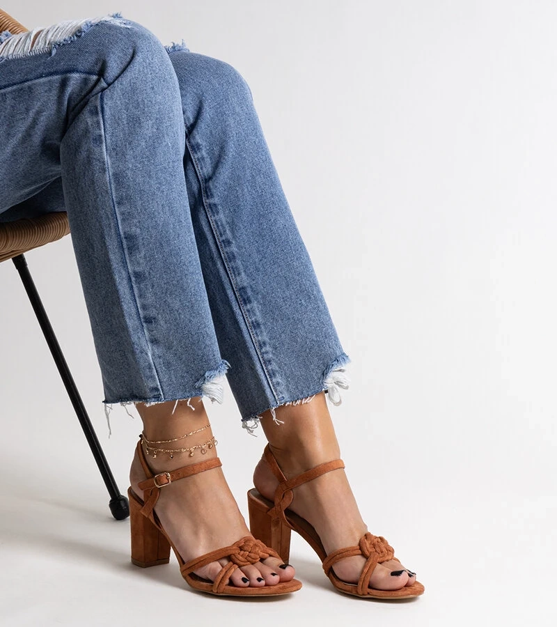 Brązowe sandałki na słupku