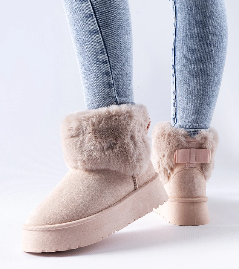 Różowe śniegowce zdobione futerkiem