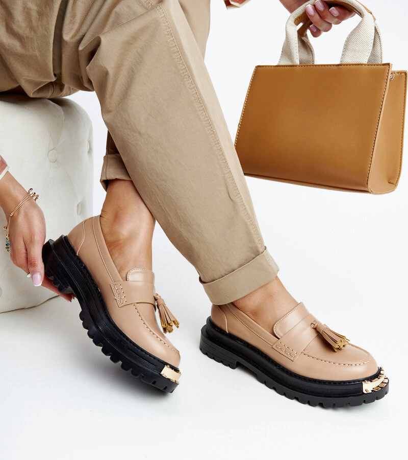 Beżowe masywne mokasyny ze złotymi wstawkami