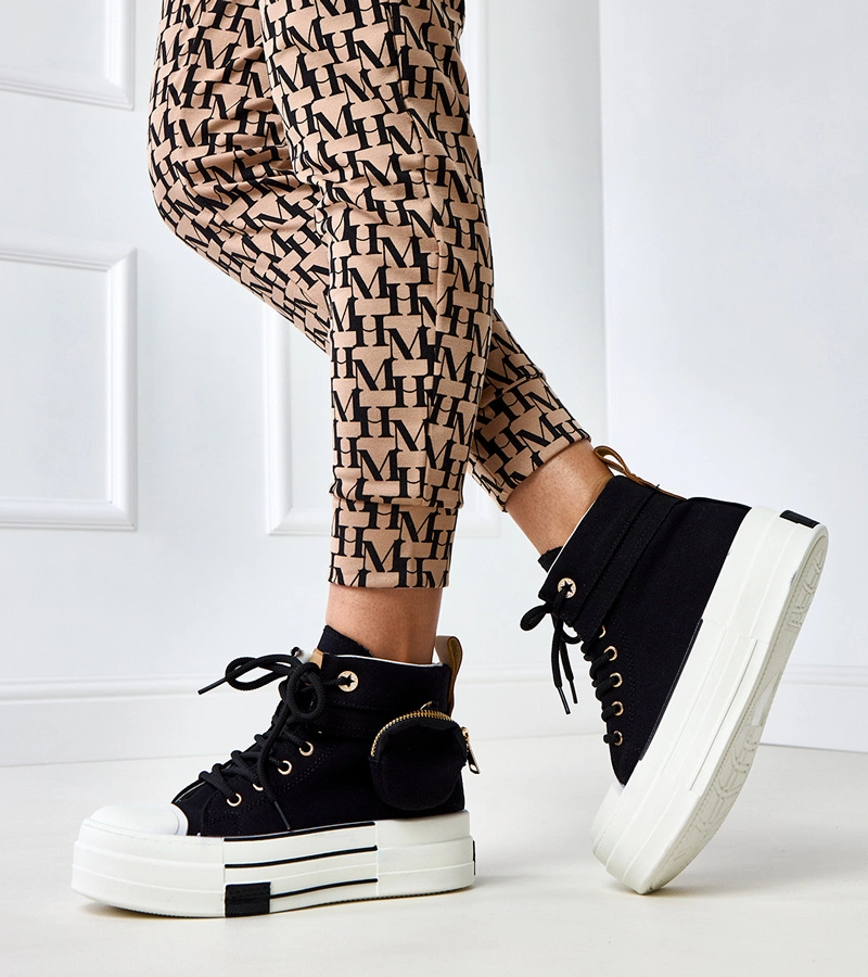 Hers czarne trampki na platformie z saszetką