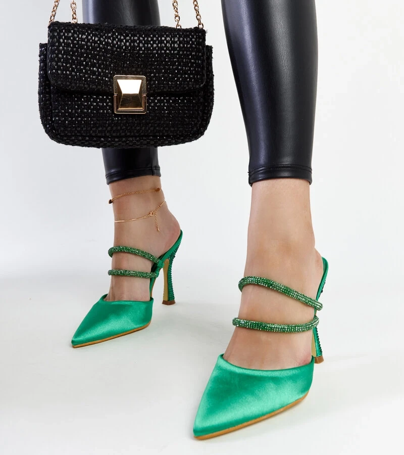 Zielone klapki na szpilce