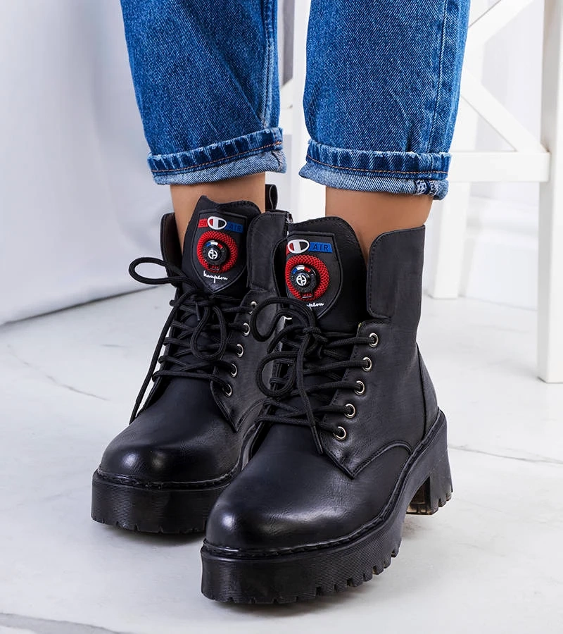 Czarne botki na wysokiej podeszwie