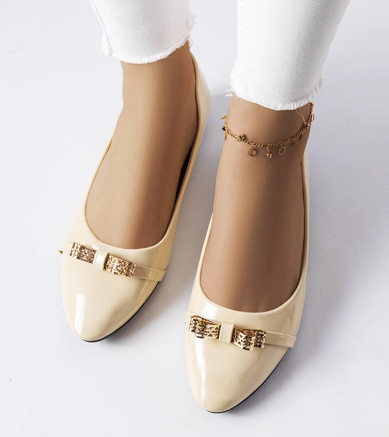 Beżowe lakierowane balerinki ze szpiczastym noskiem