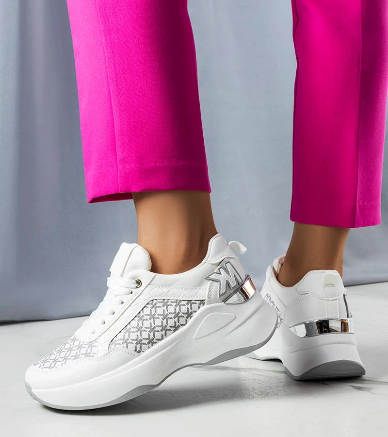 Białe sneakersy zdobione monogramem