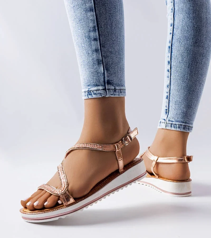 Różowe metaliczne sandały na niskiej koturnie