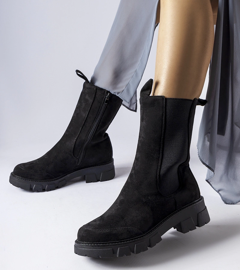 Czarne masywne wysokie botki