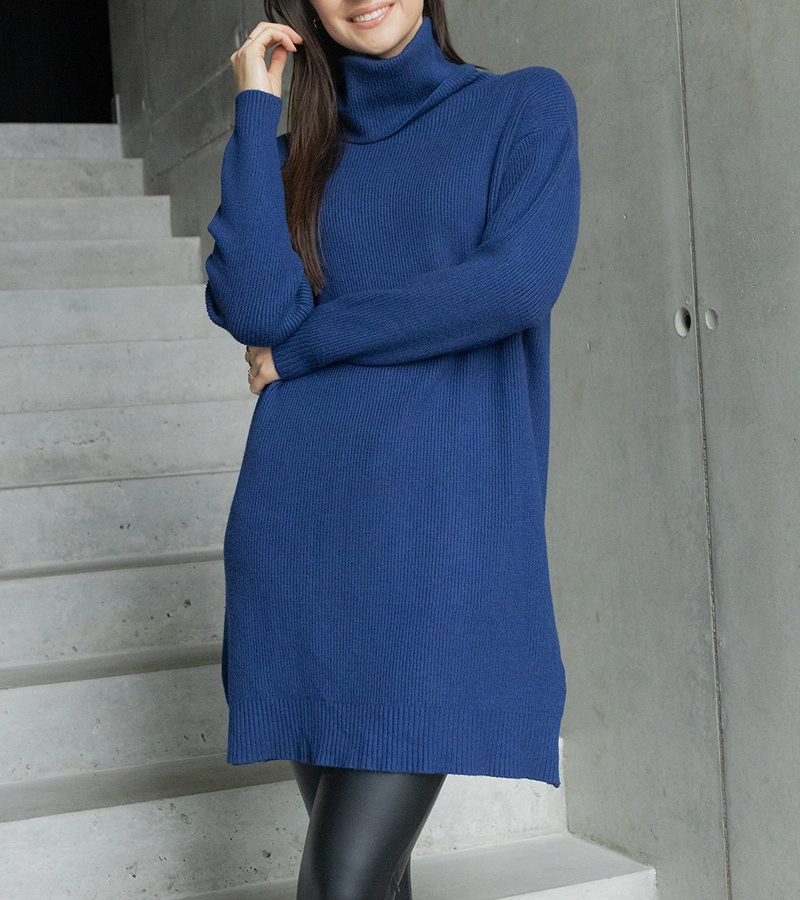 Długi granatowy miękki sweter z golfem