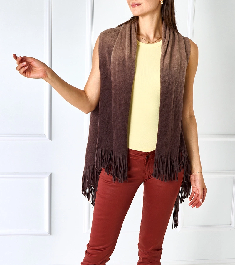 Czarna narzutka z frędzlami