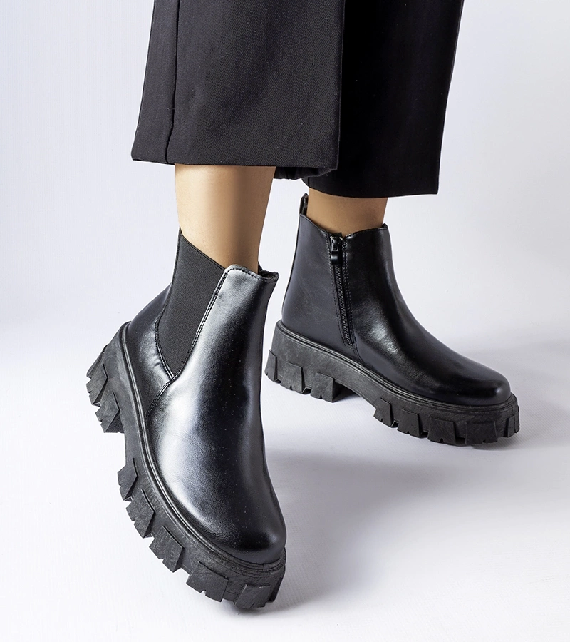 Czarne masywne botki