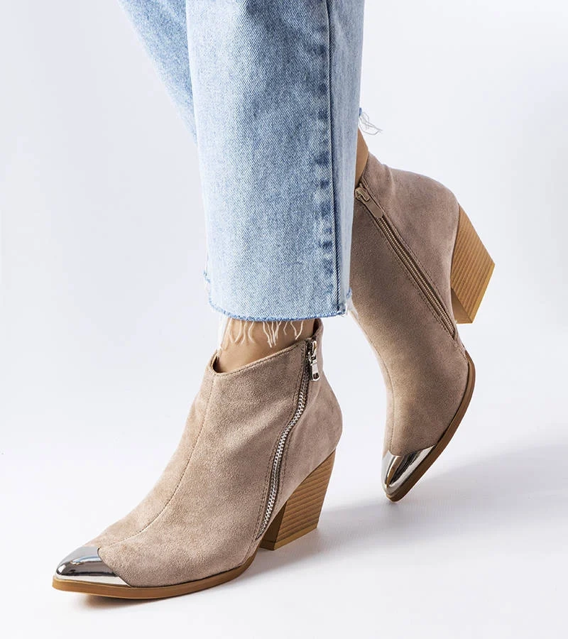 Beżowe kowbojki ze zdobionym szpiczastym noskiem