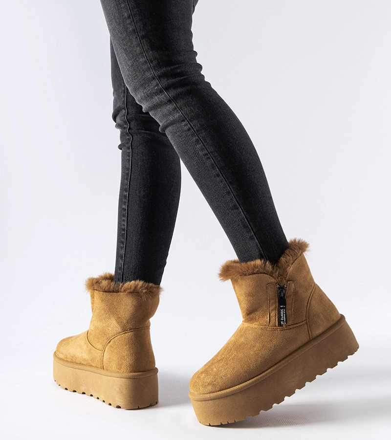 Brązowe ocieplane futerkiem śniegowce na platformie