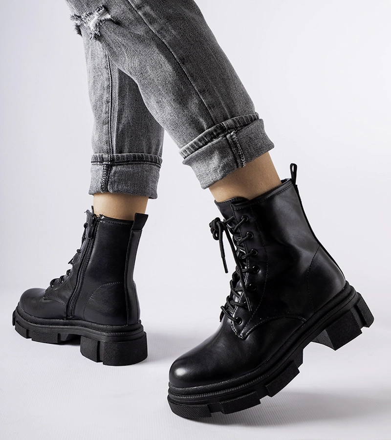 Czarne klasyczne workery