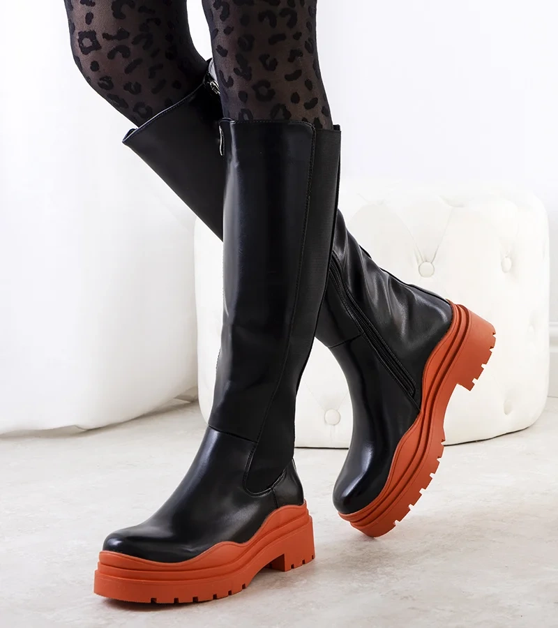 Czarne kozaki z pomarańczową podeszwą