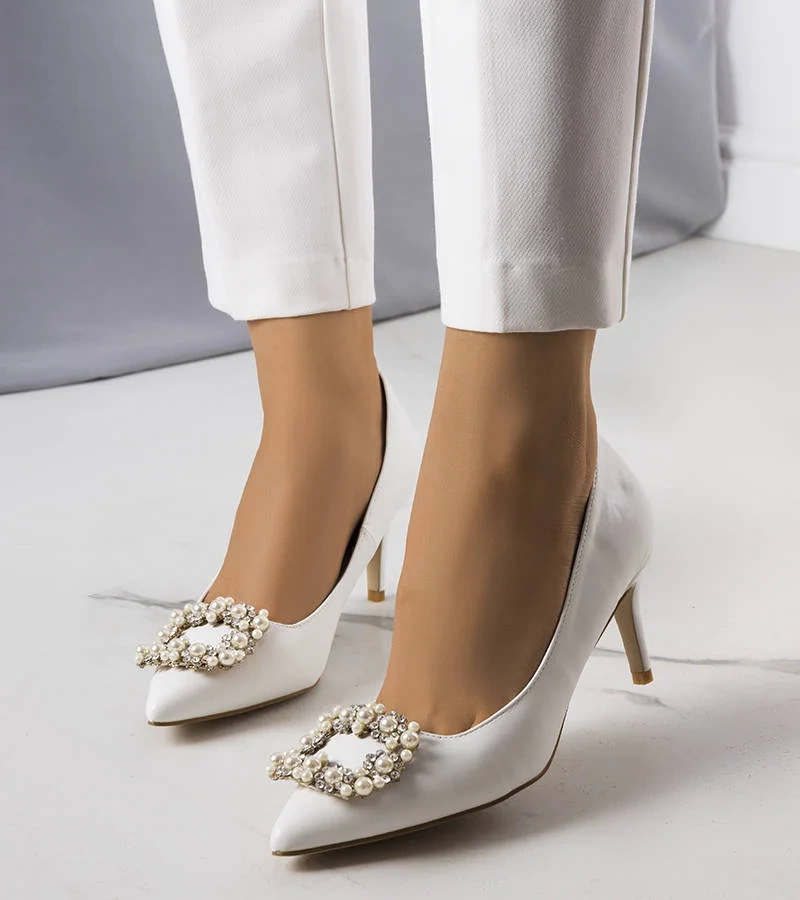 Białe czółenka z biżuterią