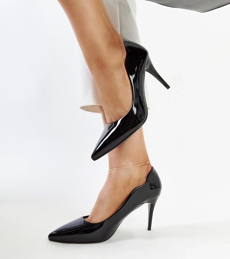 Czarne szpilki lakierowane na obcasie