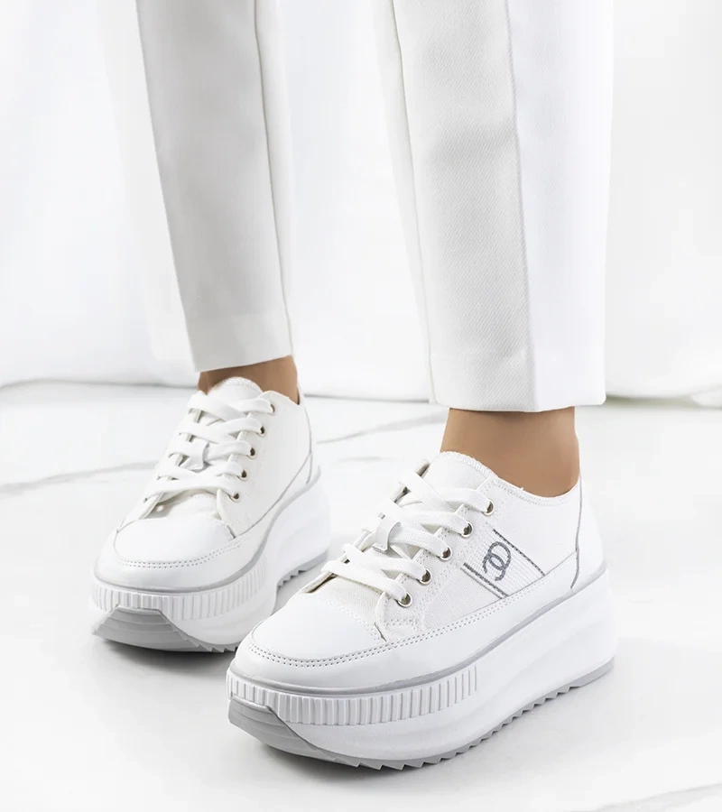 Białe sneakersy na wysokiej platformie