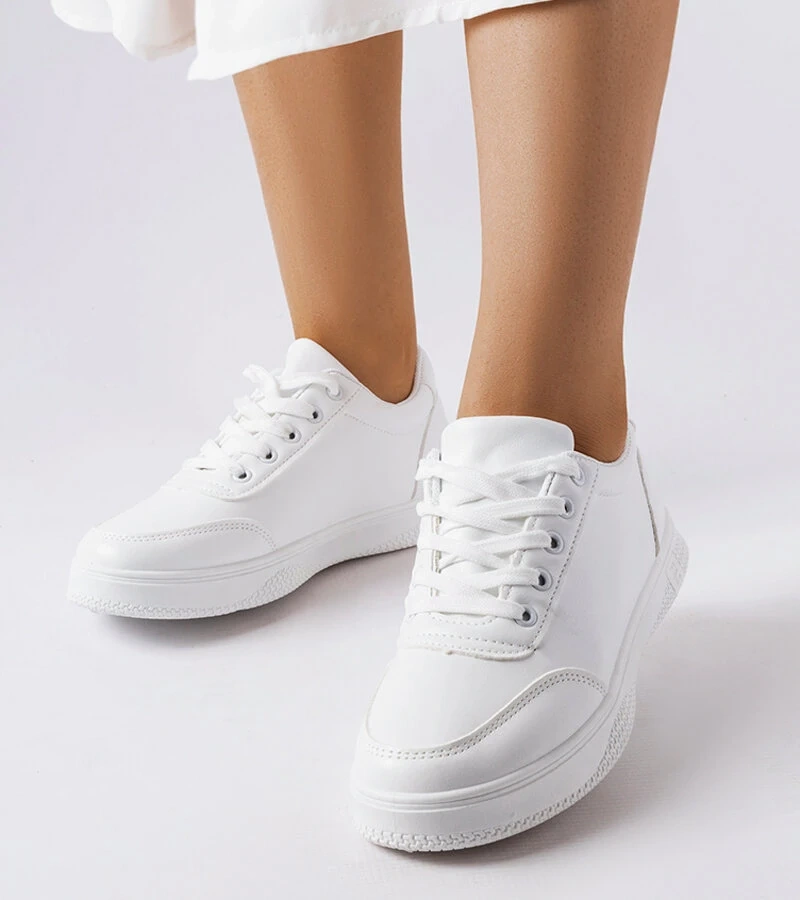 Białe sportowe sneakersy