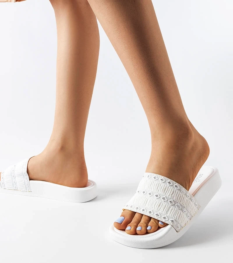 Białe ozdobne klapki