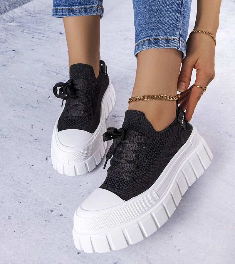 Czarne trampki na wysokiej podeszwie