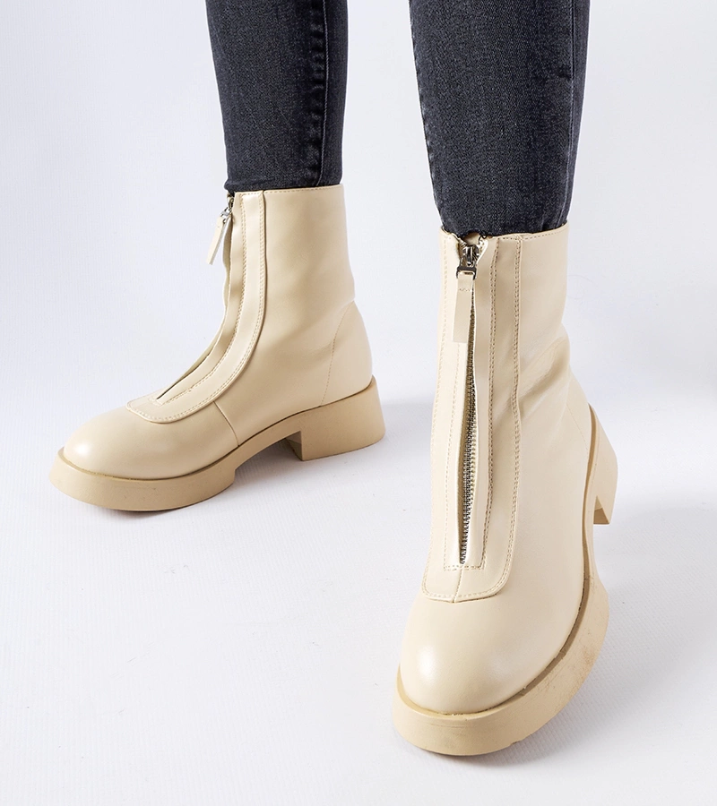 Beżowe ocieplane botki zdobione suwakiem