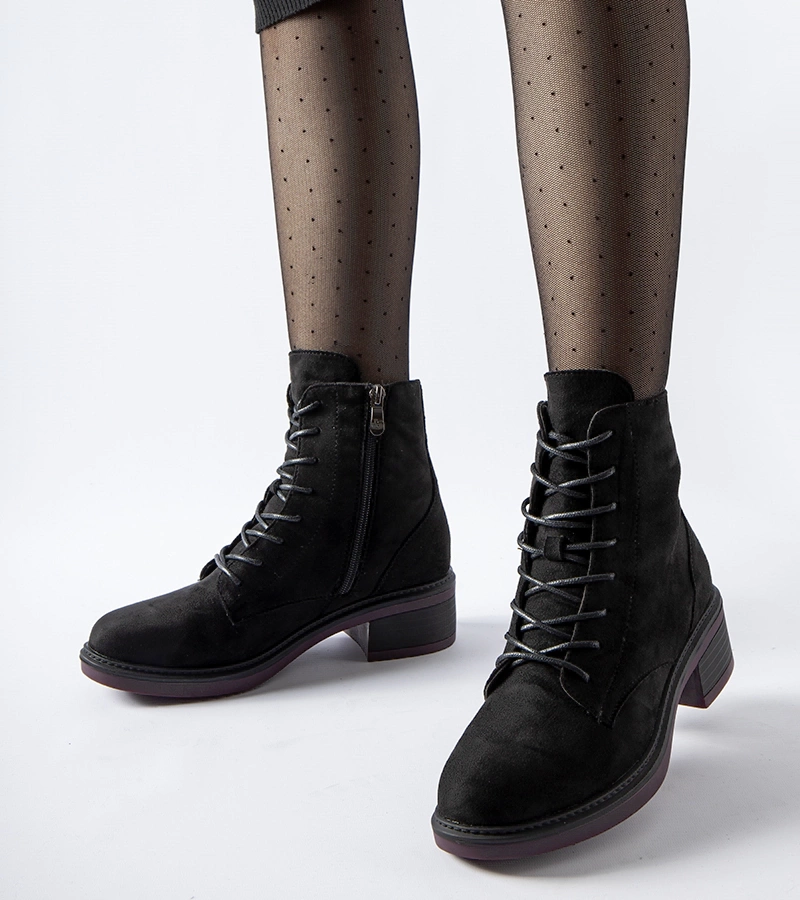 Czarne klasyczne botki z fioletową podeszwą