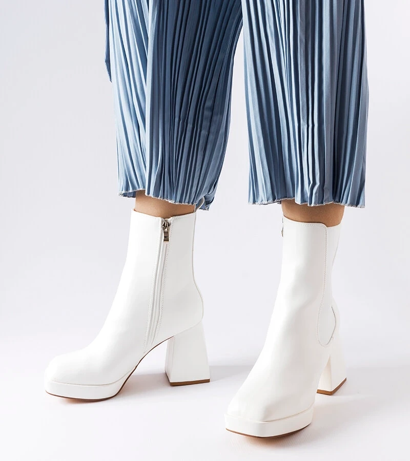 Białe botki na masywnym słupku