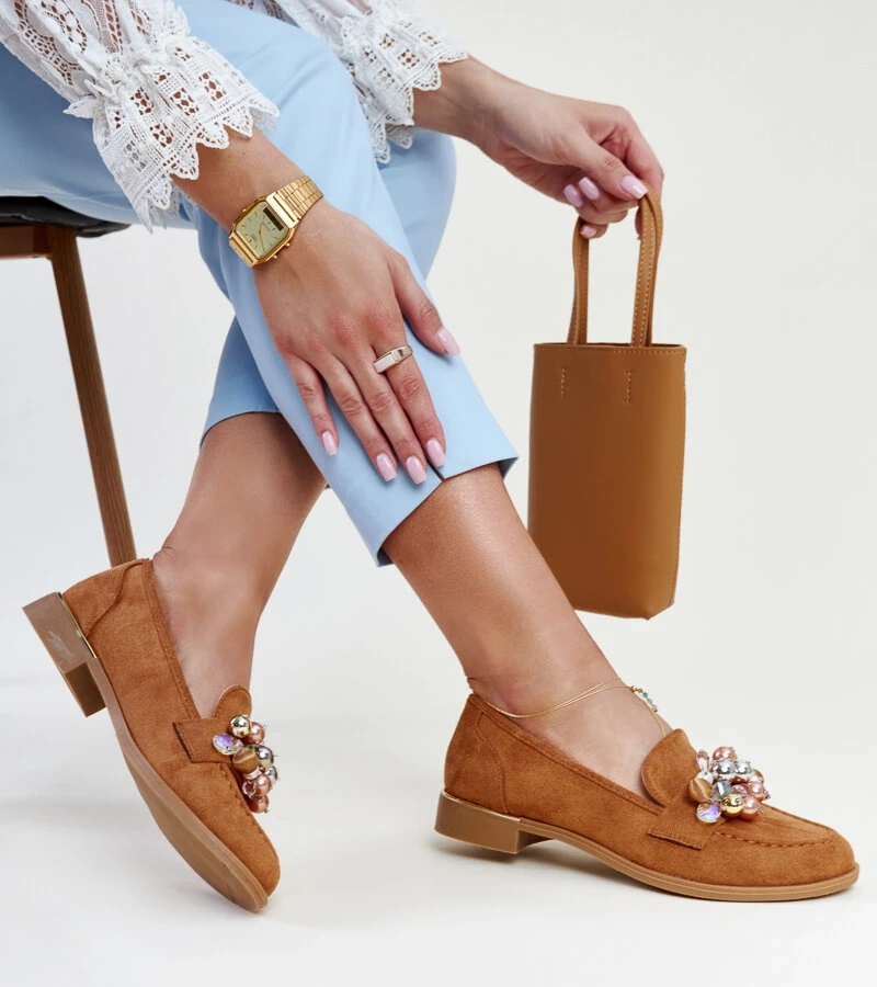 Brązowe mokasyny z ozdobami