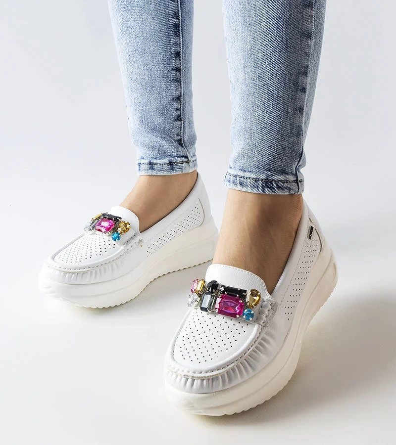 Białe mokasyny z kryształkami