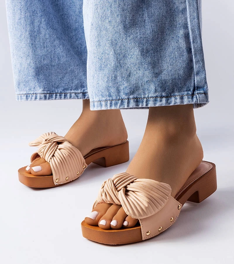 Beżowe klapki z kokardką na niskim klocku