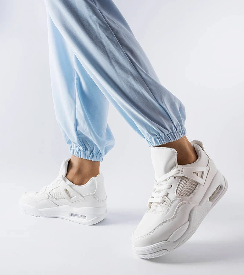 Białe sportowe sneakersy z łączonych materiałów